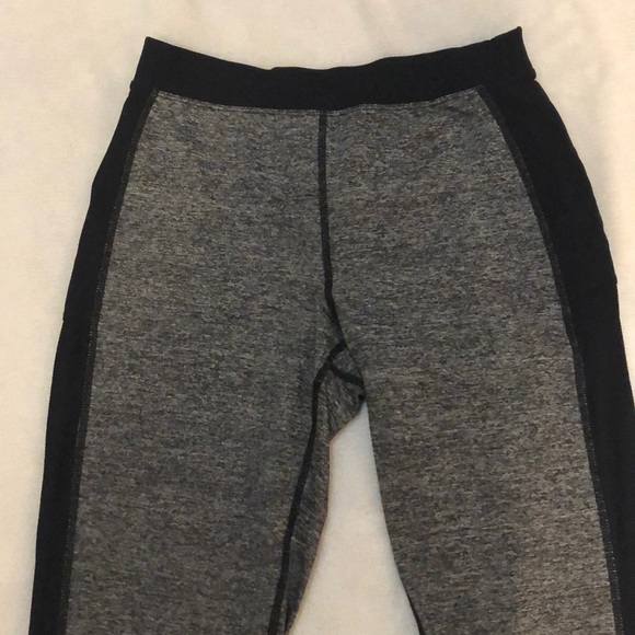 Athletic leggings with mesh side - Picture 2 of 3